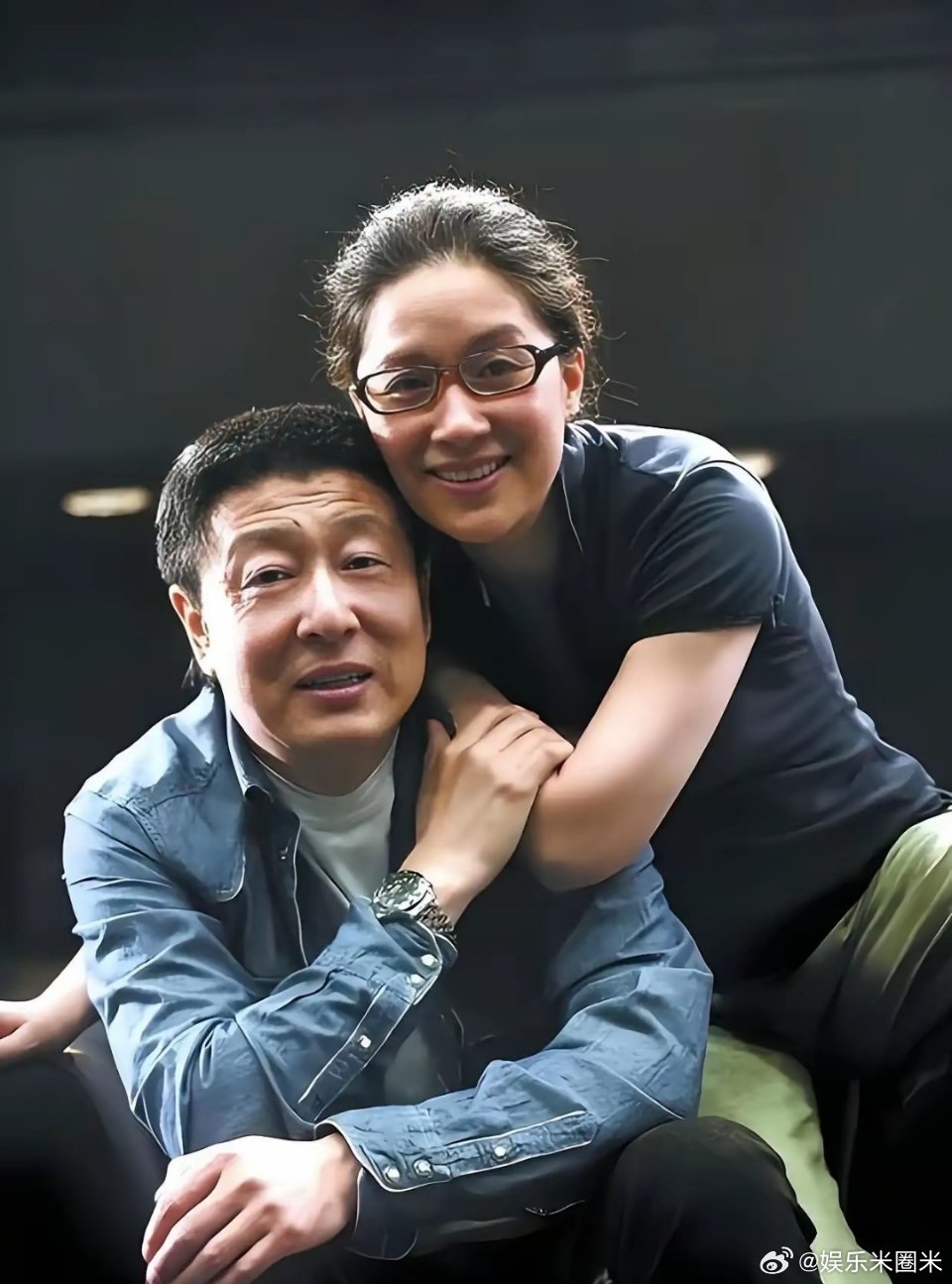 这是陈丽君的师父茅威涛的老公。他叫郭小男，今年68岁，比茅威涛大五岁。他的相貌很