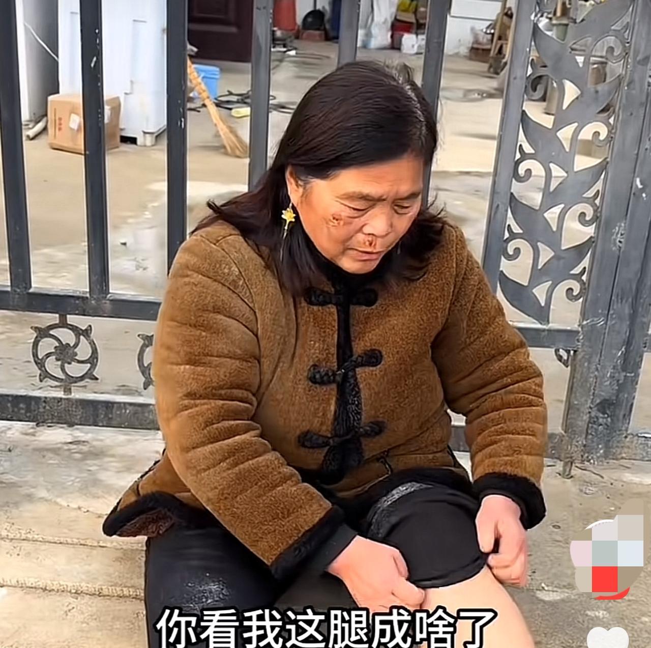 阿杜妈这一跤，摔出了中国式家庭最不堪的算计。
亲生儿女集体“躺平”，却把前儿媳架