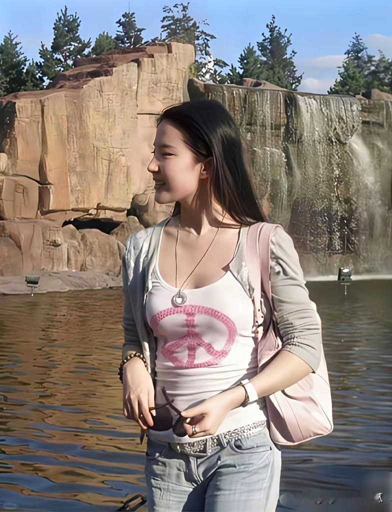 十五年前的刘亦菲，感觉她乍一眼一般，但是到大舞台，聚光灯下又无敌，骨相五官比例无