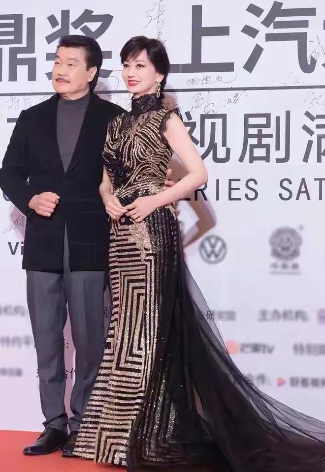 被70岁的赵雅芝惊艳！依然曼妙的身材，精致的轮廓，仿佛岁月不曾在她身上留下任何痕