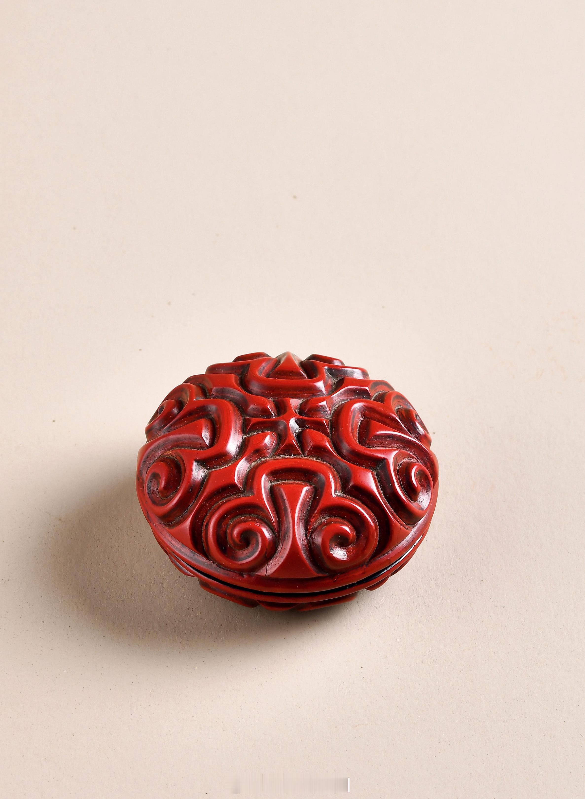 髹饰录 | 明 剔犀如意云头纹香盒器呈圆形，子母口相扣合，内挖圈足。盒内及底髤黑