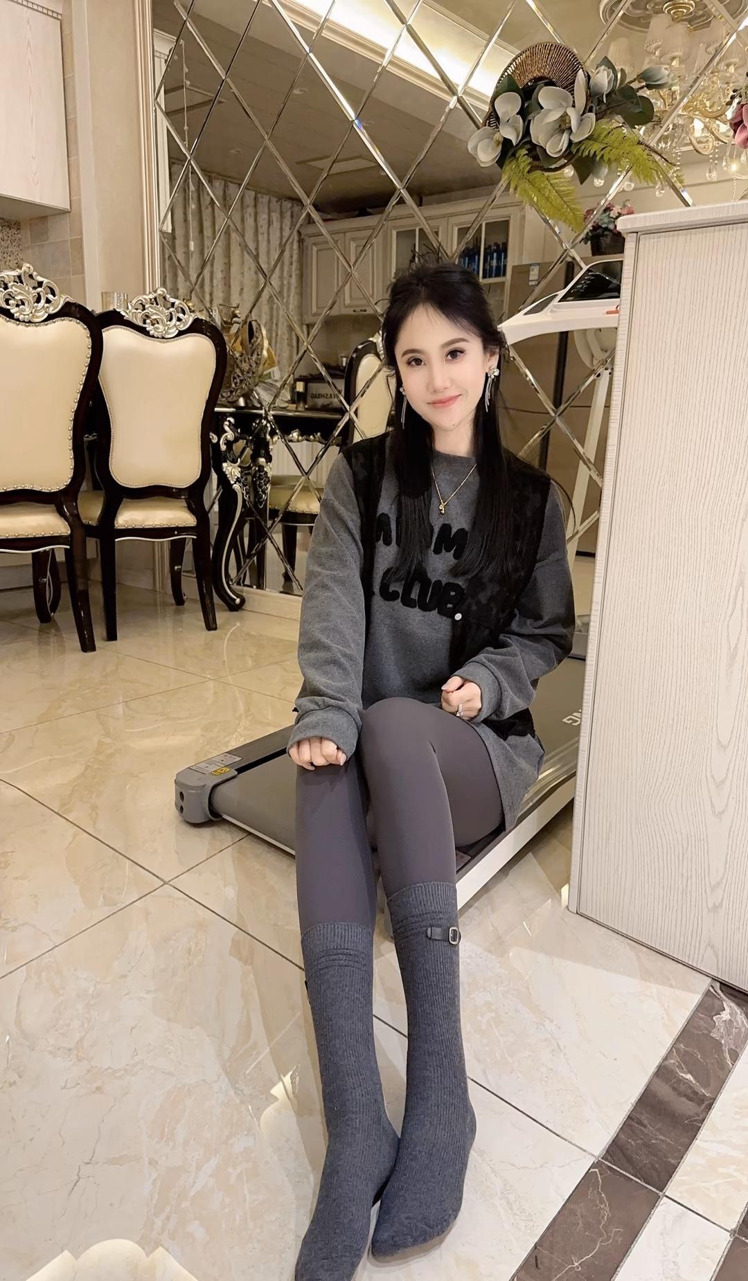 时尚穿搭指南：灰色卫衣+黑色紧身裤，简约又时尚！