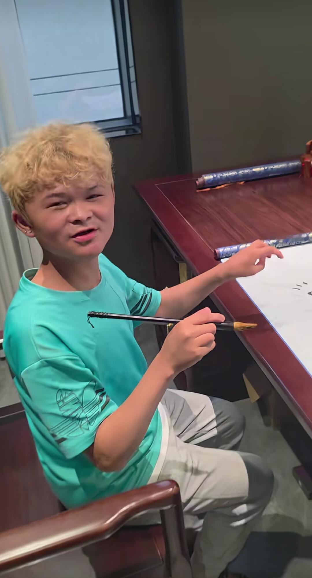 一场直播卖出三千多份“书法”狂揽八十多万，范小勤背后到底谁在操盘？

2022年