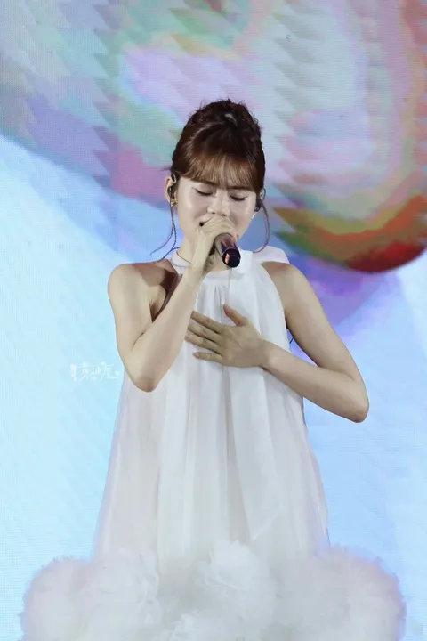 井迪线下演出摔倒注意安全啊我姐！井迪参加线下演出突然摔倒，摔倒后依旧继续站起来继