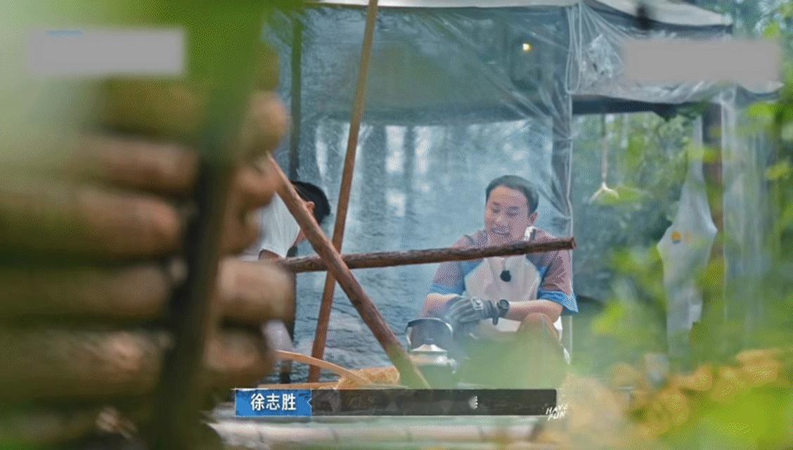 王赫野卖惨嗨放派 互联网活人实锤！王赫野干活时强行卖惨，对着镜头展示“豆大泪滴”