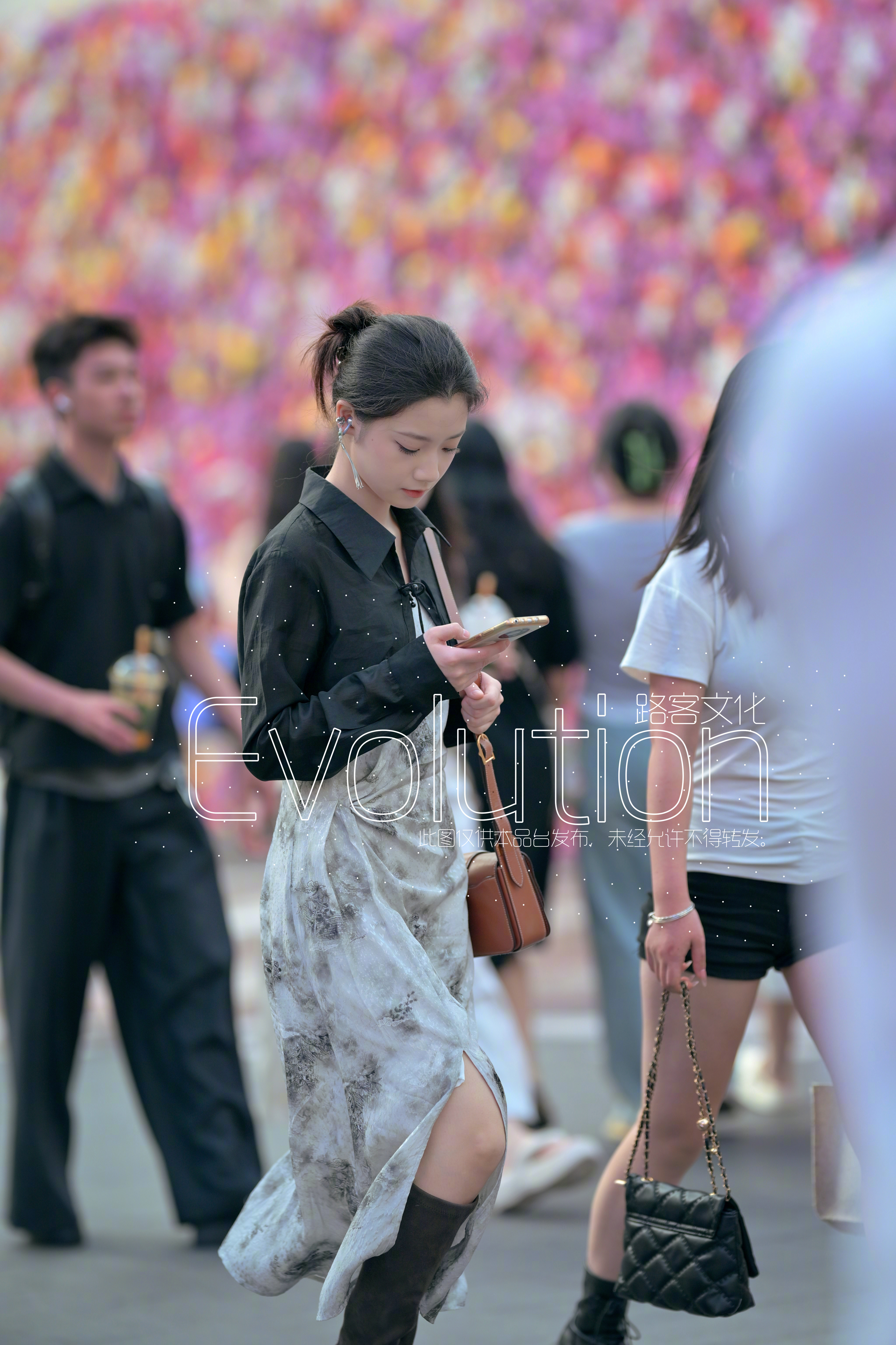 低头看手机的魅力 ​​​