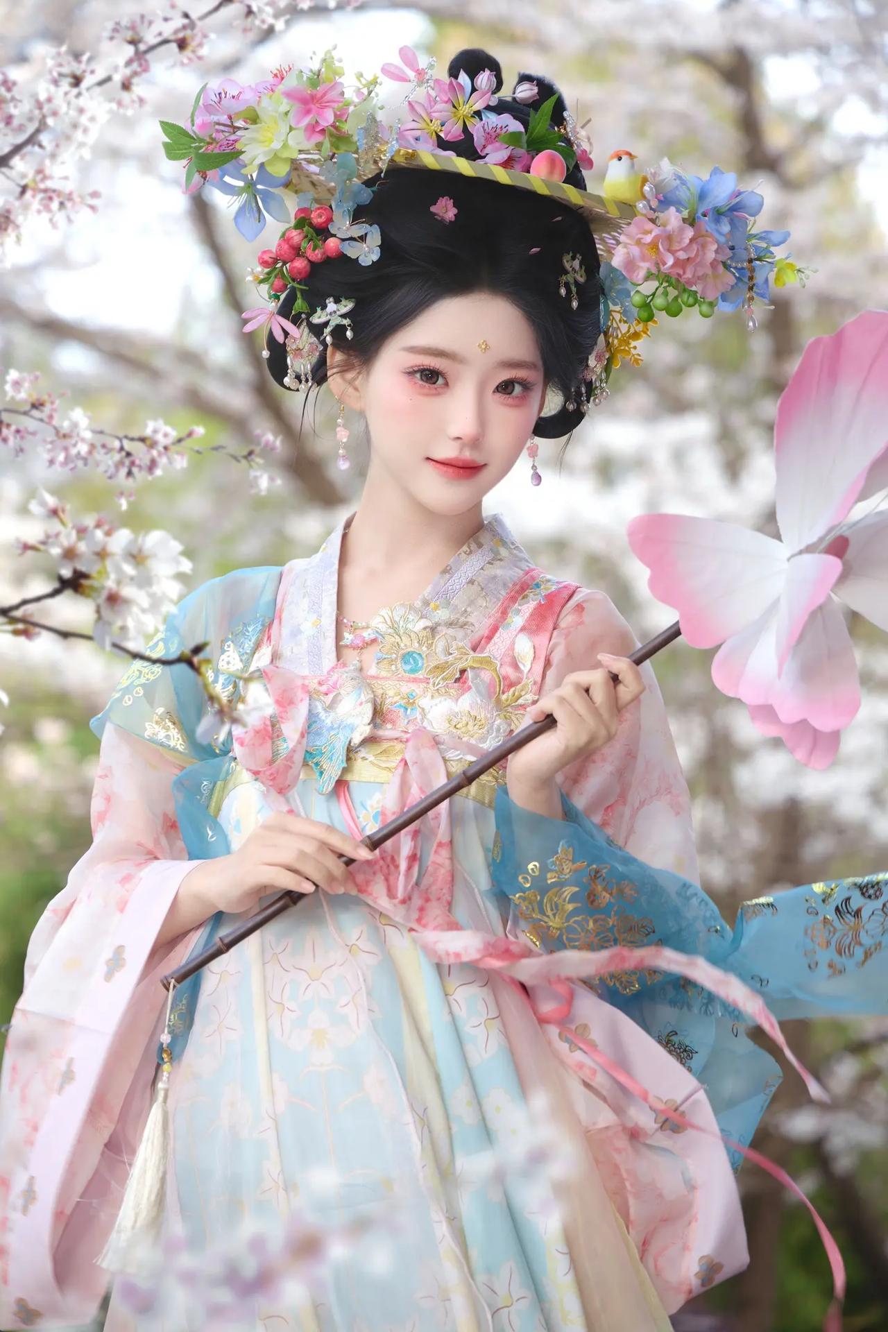 花冠映日摇春色，蝶影随人入画来。
古风美人 汉服写真 春日赏花 国风大赏
