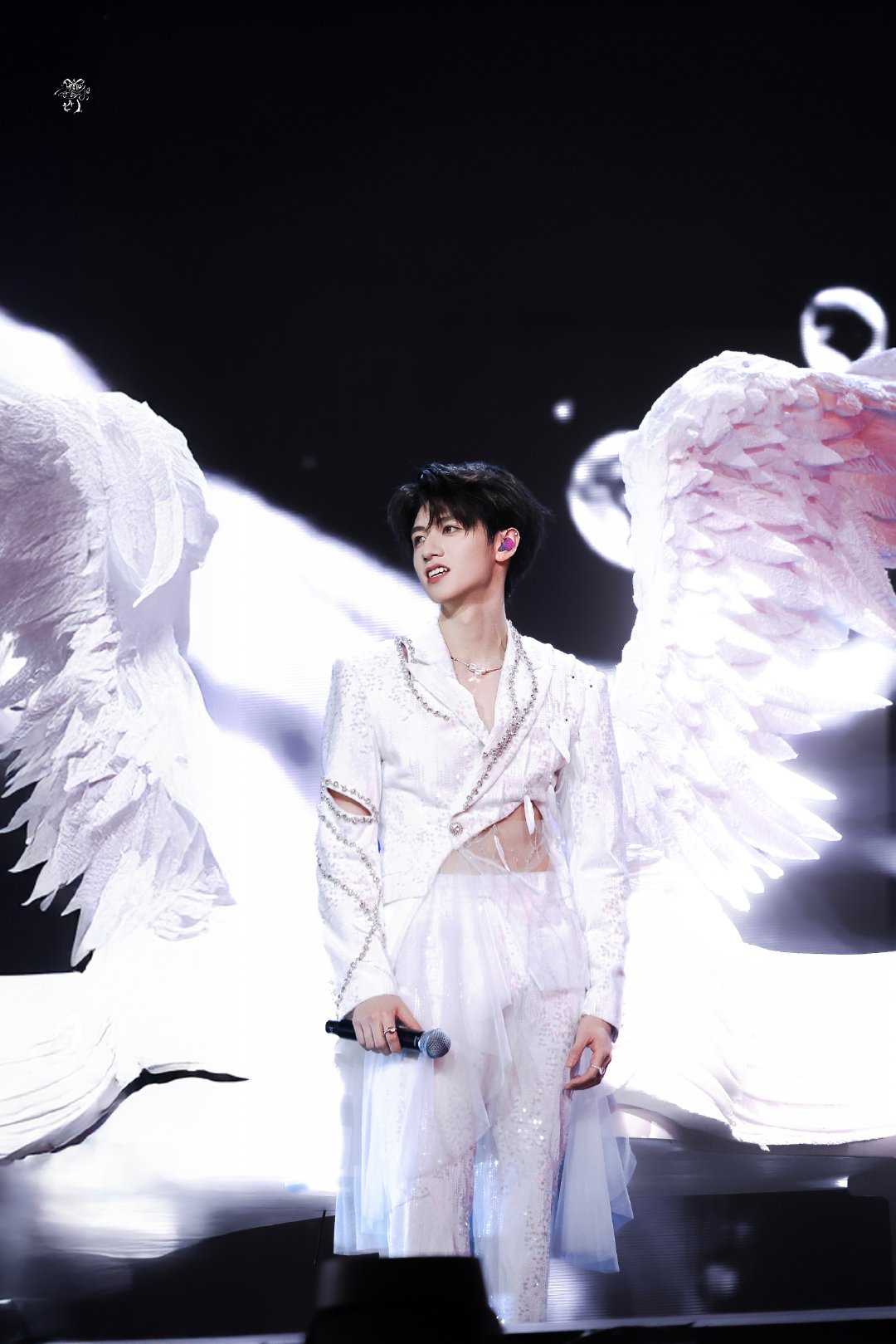 朱志鑫钢琴上的天使翅膀朱志鑫好仙的钢琴王子朱志鑫一身白衣，钢琴弹唱，真的是好仙的