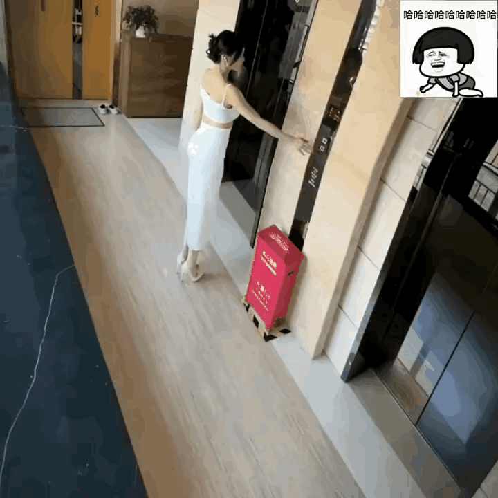兴致所致，即兴起舞，悦己悦人！
女子在等电梯时，兴致所致，即兴发挥小舞一段，女同