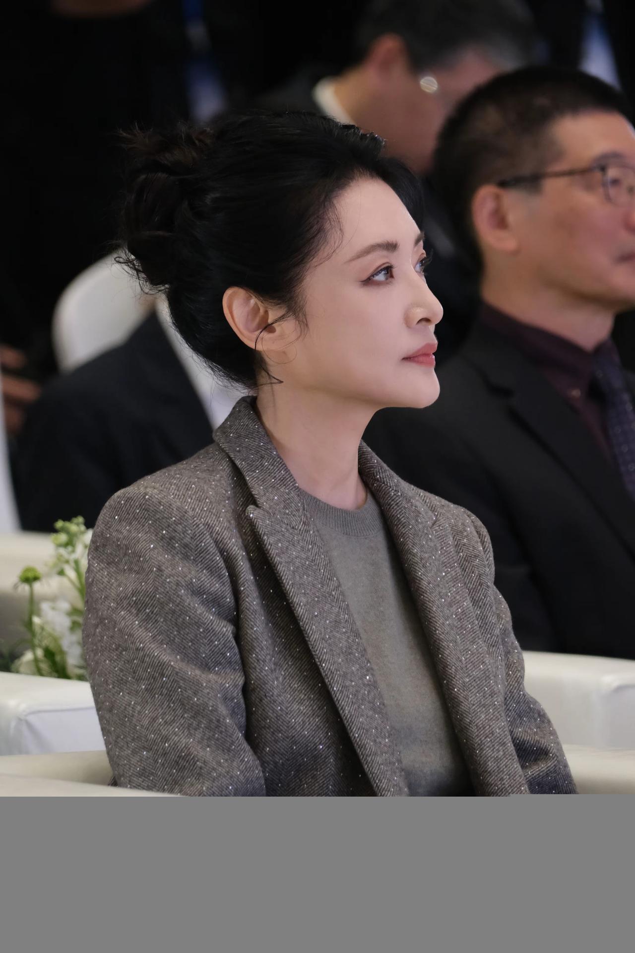 周涛的颜值着实能打，还十分抗老，不过她那“下颚线”如此棱角分明，想必是医美的成效