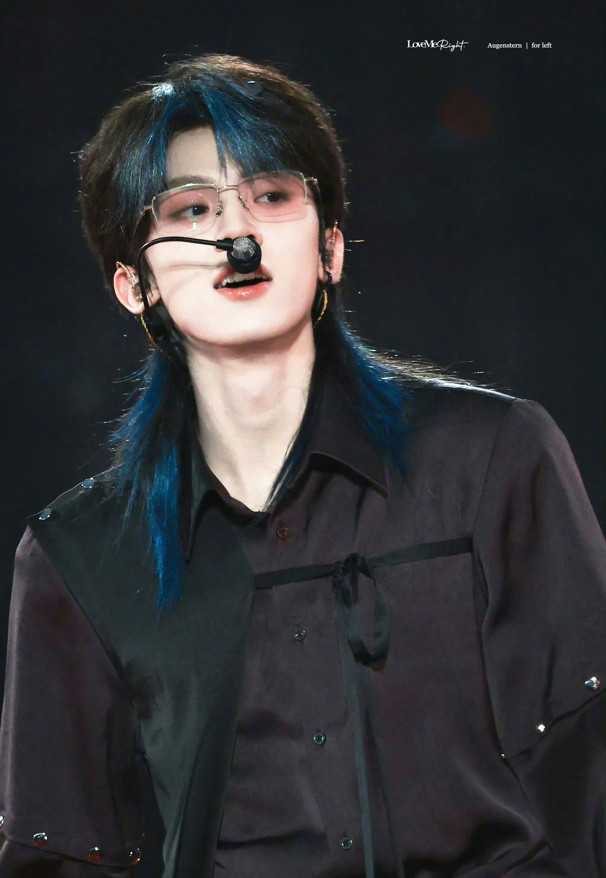 左航戴了眼镜 新音第三天的造型直接封神，狼尾配蓝色挑染又野又酷，一戴上眼镜瞬间切