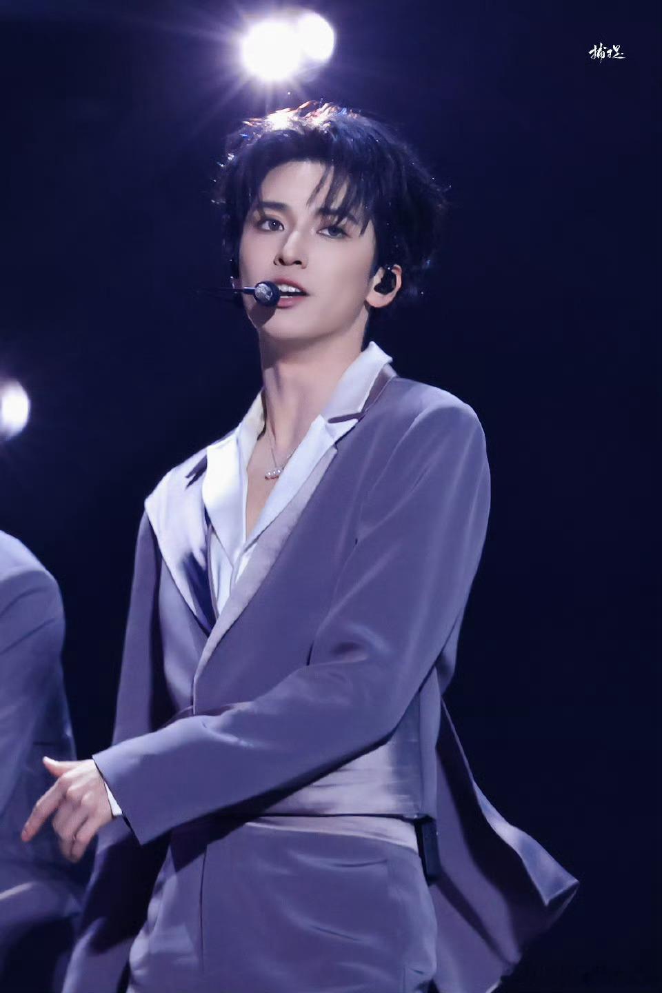 严浩翔清瘦感，谁懂这个浩翔西装+中分卷发，腰封西装going味，帅气又优雅，一整