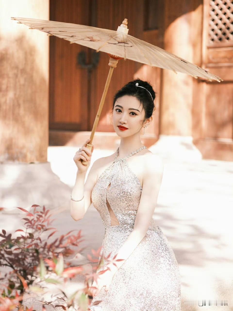 景甜太精致了，一袭银色挂脖裙，妥妥的人间富贵花大甜甜。不愧是自带贵气的大甜甜！景