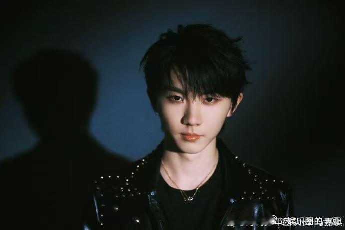 马嘉祺新剧杀青放烟花 马嘉祺的《我们生活在南京》顺利杀青，放烟花庆祝的场景真是太