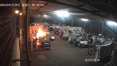海口市秀英区一小区室外非机动车停放棚突发火情，一辆电动自行车突发自燃险情。由于小