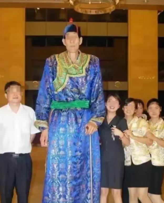 中国巨人鲍喜顺：不听医生劝告非要生子，现在儿子长到多高？被称之为“中国第一巨人”