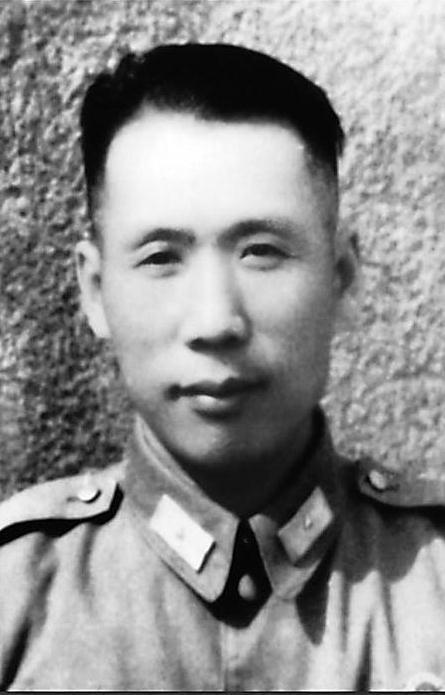 抗战时期，伍修权奉命担任八路军兰州办事处处长。他向来勤俭节约，但因为工作的原因，