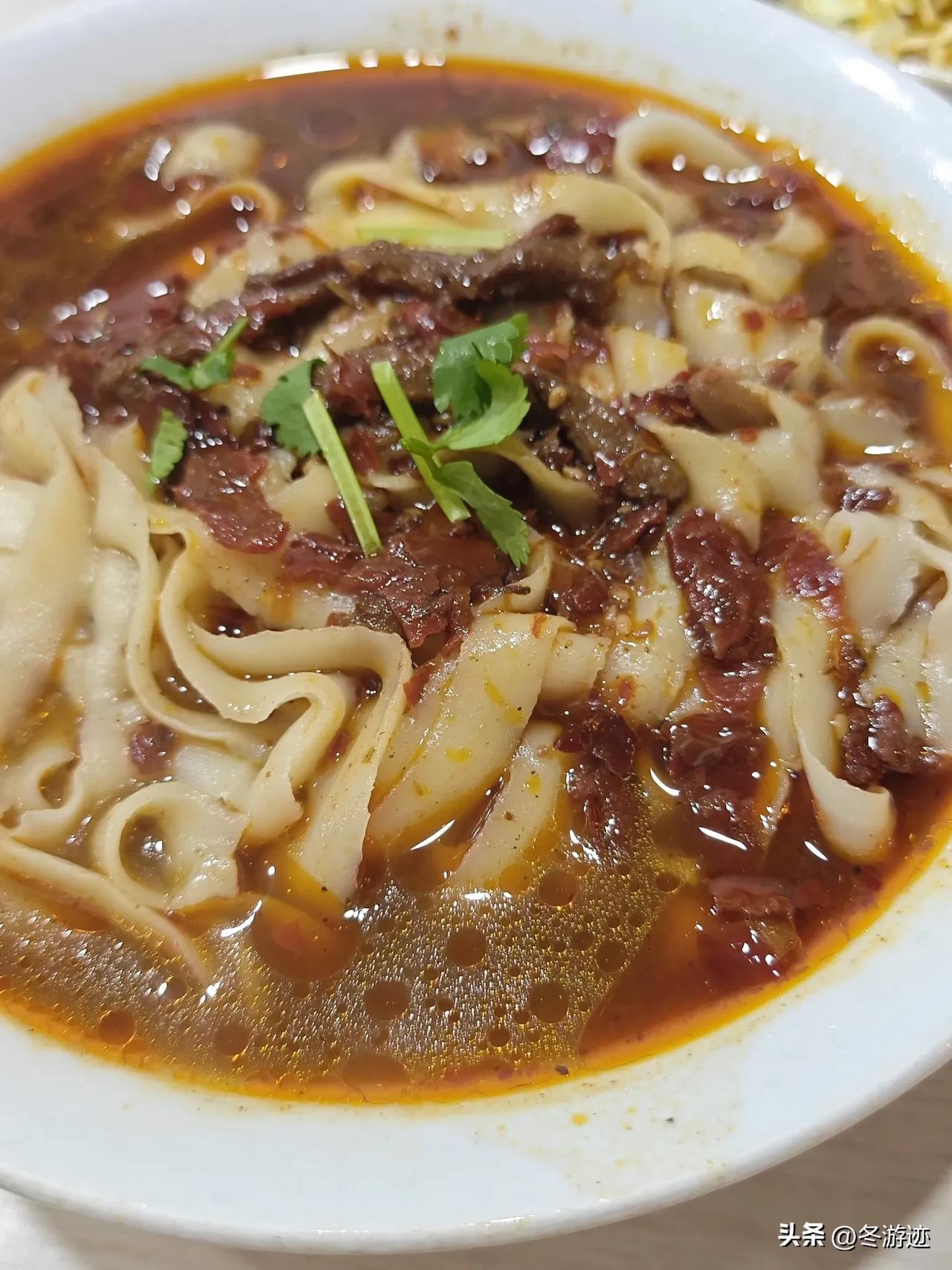 来鸡西，怎么能错过刀削面。必须要来园林路上的彭家山西刀削面，这家老家已经开了很多