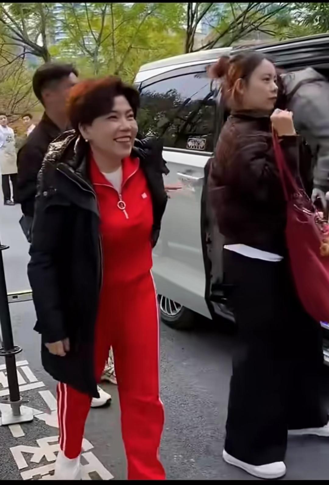 邓亚萍，一身红，好喜庆。