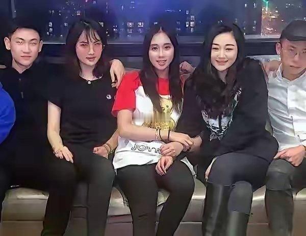 姚安娜和何超欣看起来很要好的样子，姚安娜出道当演员了，建议何超欣也出道当演员，毕