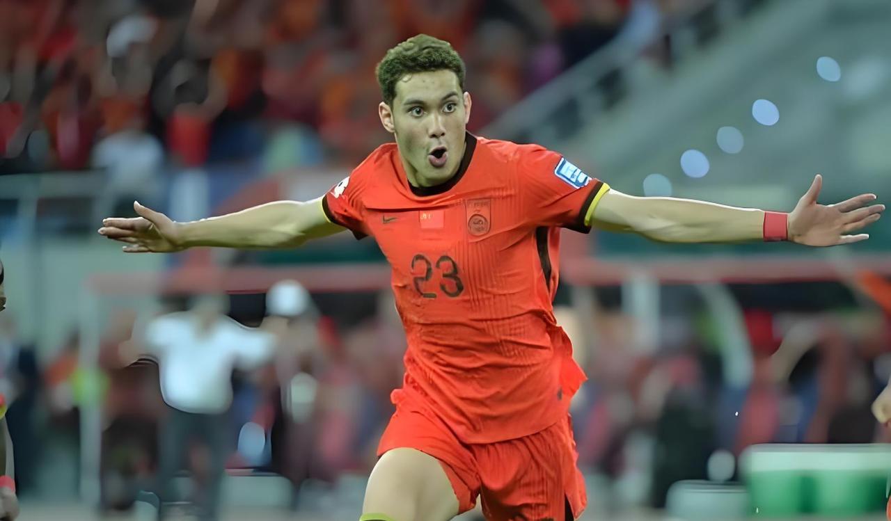 当王钰栋轻松将球送入球门时，镜头未曾聚焦的拜合拉木已开始回防这个被外界质疑"技术