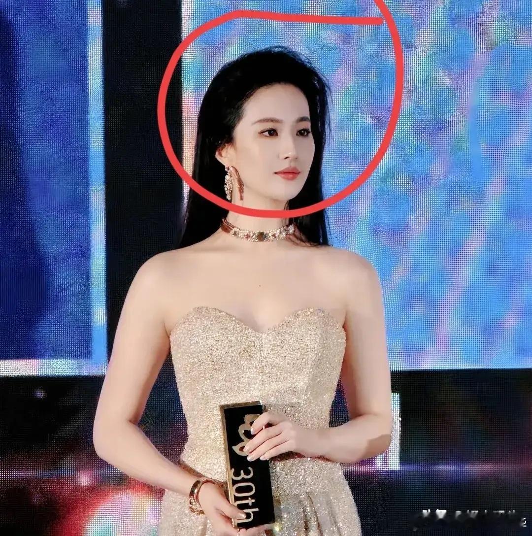 我终于明白刘亦菲为什么要做这个发型了，都是有说法的你看她的颅顶本来就高，再把头发