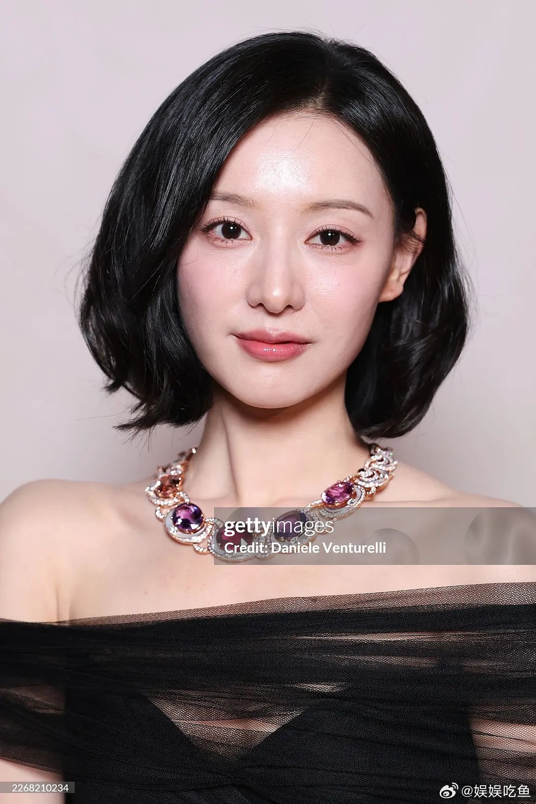 金智媛真的优雅的不行，真美女越素越有气质，水光妆真的需要舞台打光才会好看，大场合