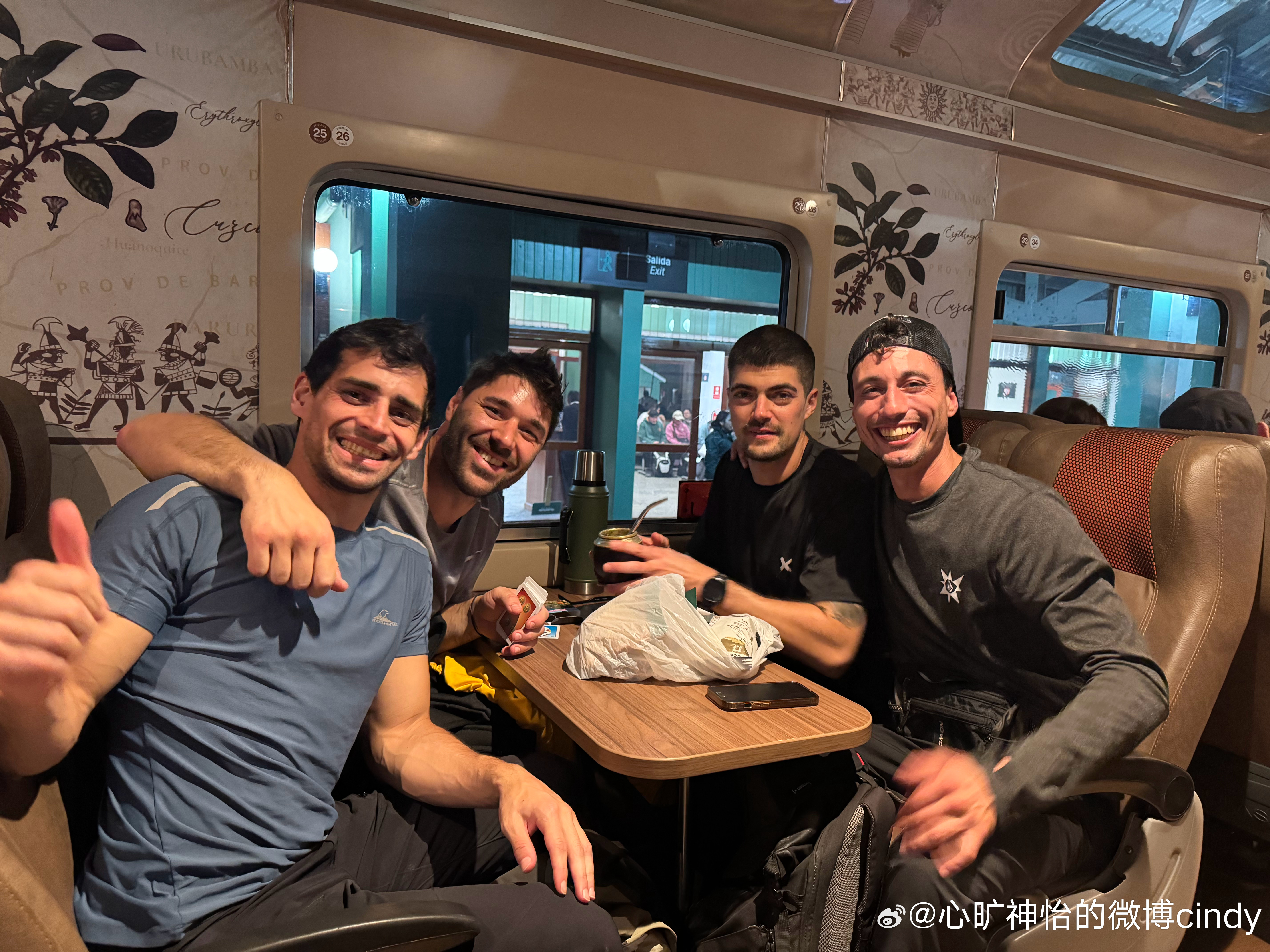 在火车上遇到四个阿根廷小伙，他们问我来自哪里，我说中国，他们说好远啊，我问他们来