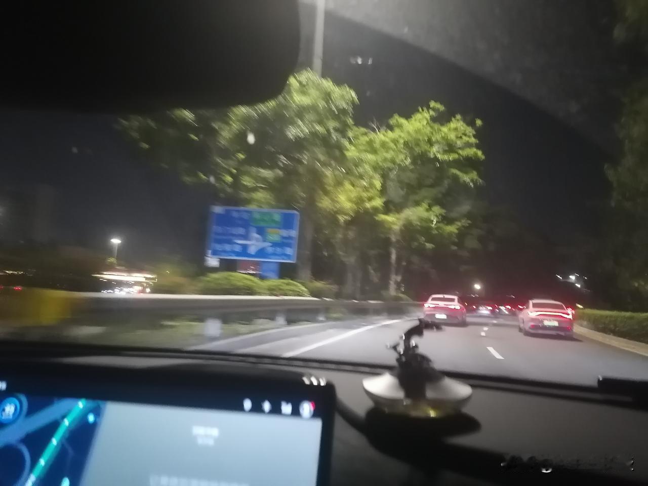 走在丹平快速路上，下个路口可往盐田区。