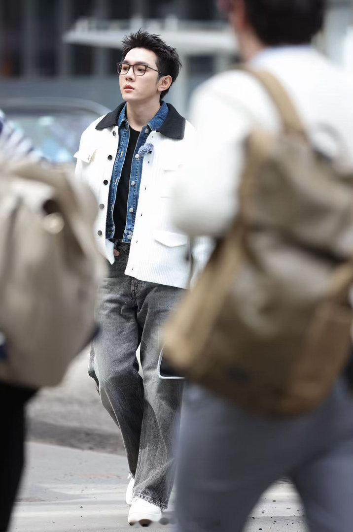 比说明书更好用的是李佳琦连甲方都被李佳琦专业到了合伙人 李佳琦讲香水不是干巴巴念