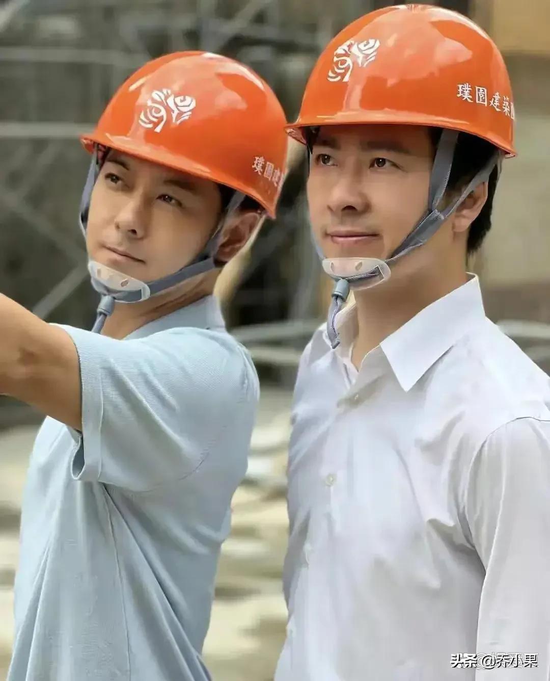 林志颖和弟弟长得好像啊，两兄弟早前去工地会勘，犹如双胞胎！弟弟林志鑫也长得好帅气