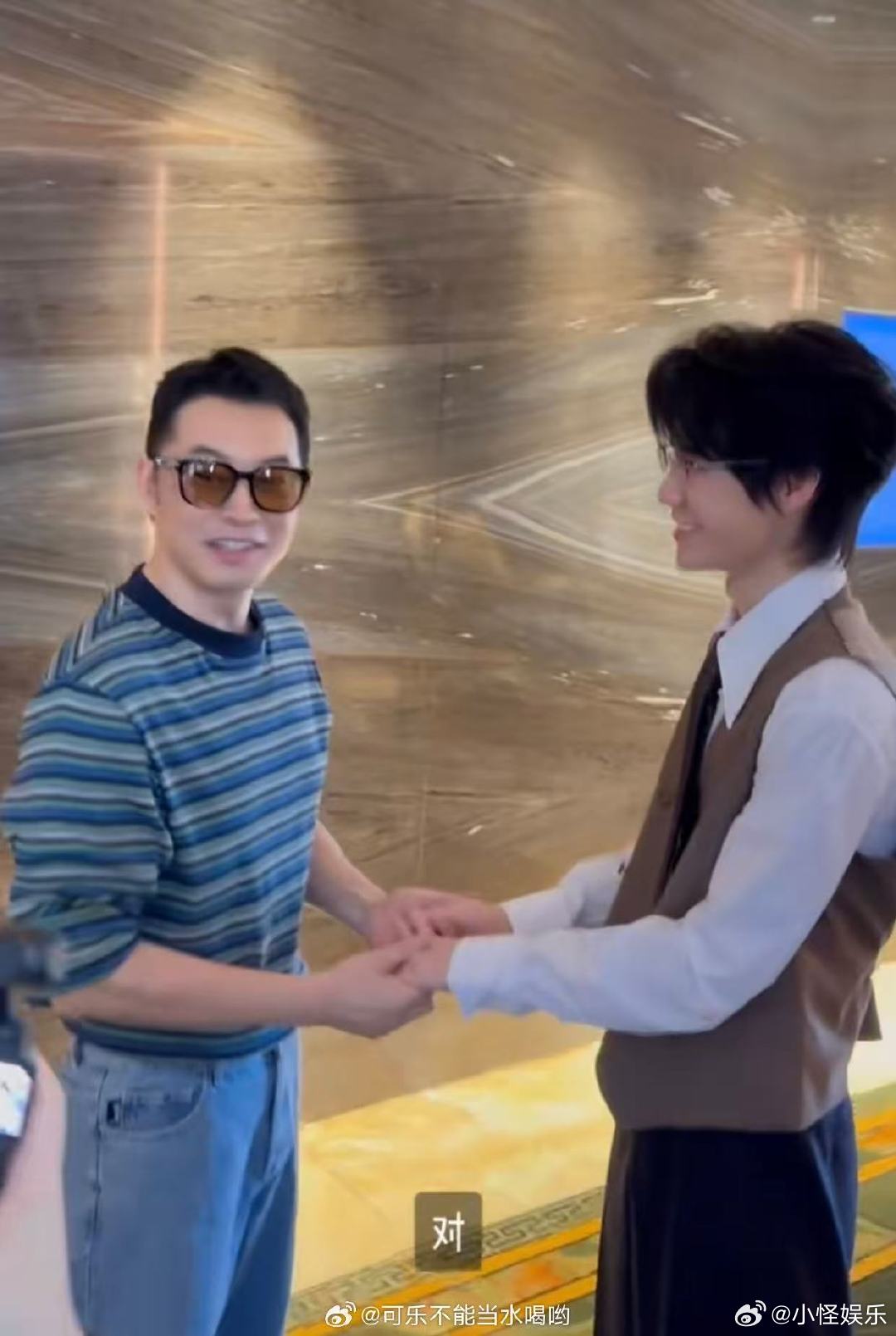 沙溢问张真源团还需要人不 沙溢张真源拉着手唠嗑 沙溢老师的入团申请太真诚，拉着张