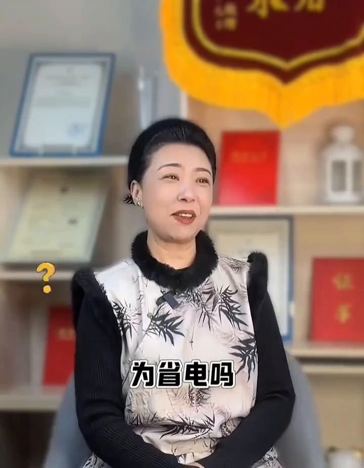 关灯上瘾。
我前脚刚从厨房出来，后脚就去把灯关了，你走到哪它关到哪，真的是讨厌。