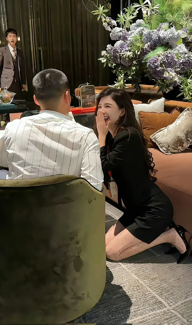 只有做过销售行业的人，才能深切体会到照片中女销售的不易，面对大客户时，细节的服务