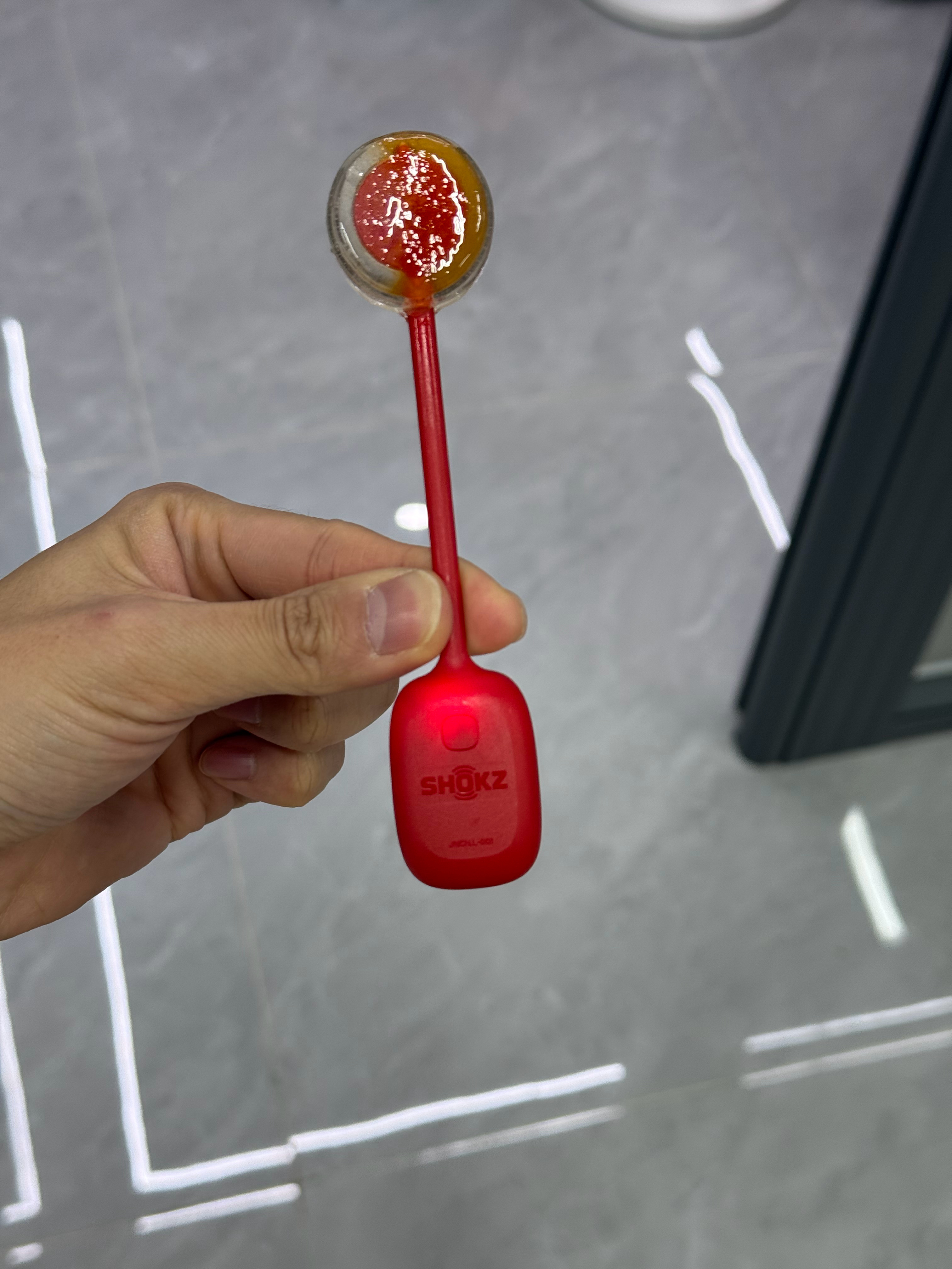 韶音给的新年礼盒里送了两个骨传导棒棒糖🍭含着棒棒糖的时候能听歌哈哈哈哈哈哈，太