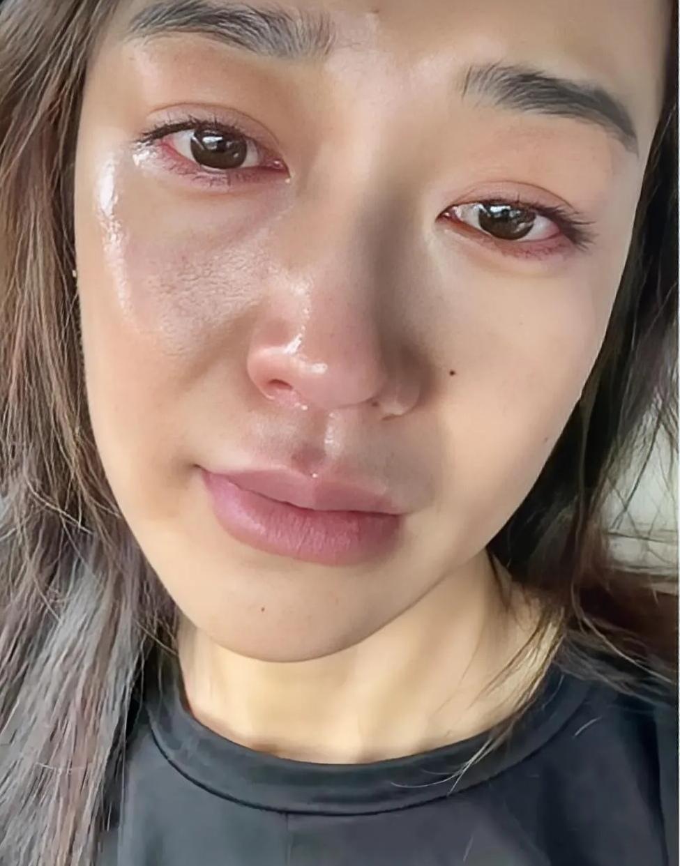 浙江金华龙潭大峡谷，38岁妈妈给女儿拍照时脚底打滑，从20米高悬崖坠入深潭。
