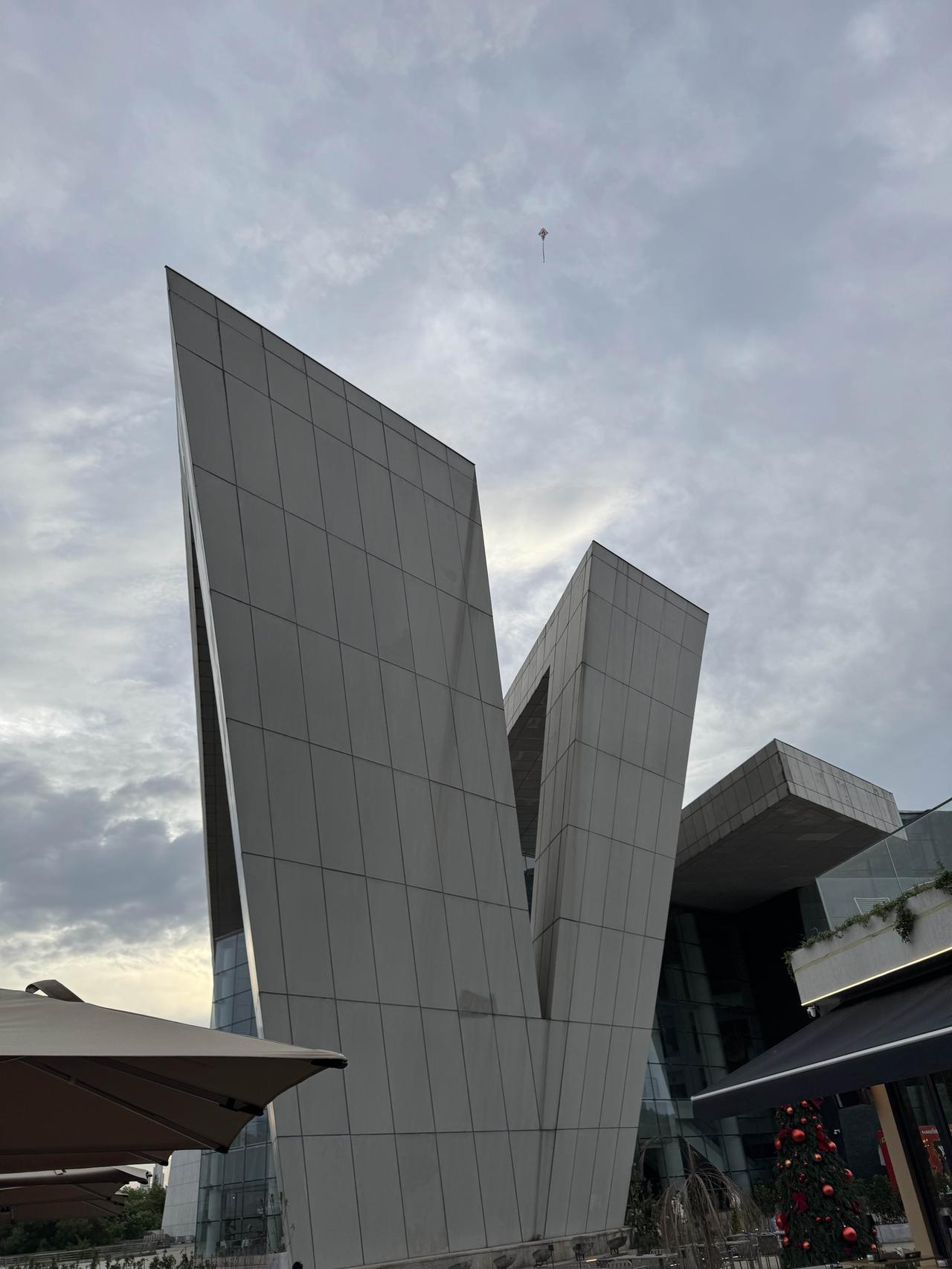 昨天陪着家人一起看了话剧《燃烧 Plus》，看完内心感触颇深。
剧中主角苏烈，十