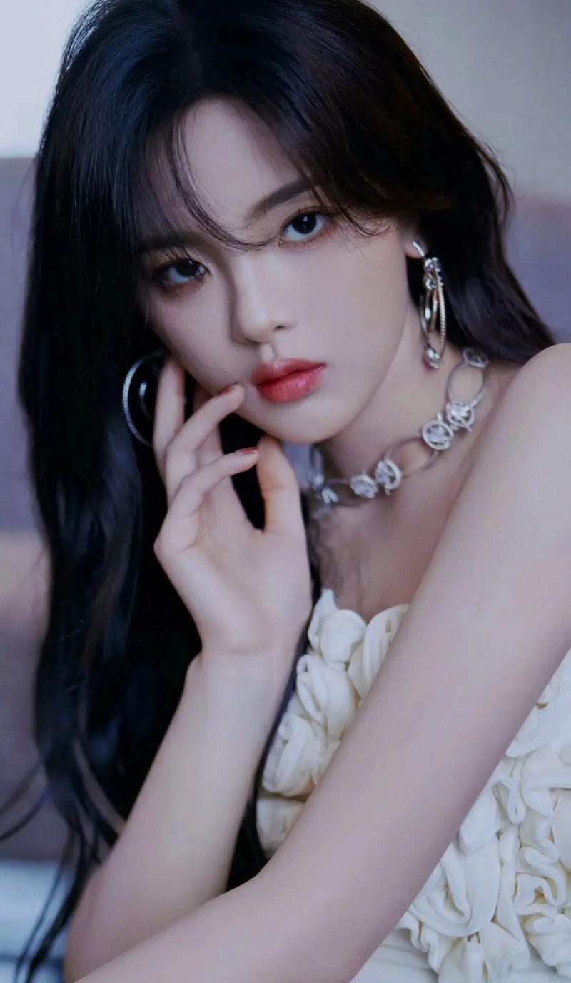 #腾格尔杨超越MV好夏日# 旋律欢快俏皮，忍不住跟着哼唱起来，杨超越腾格尔这绝对