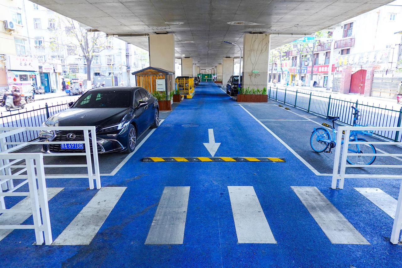 4月7日，位于济南纬六路高架桥北端下方的桥下停车场完成提升改造，已经全部投入使用