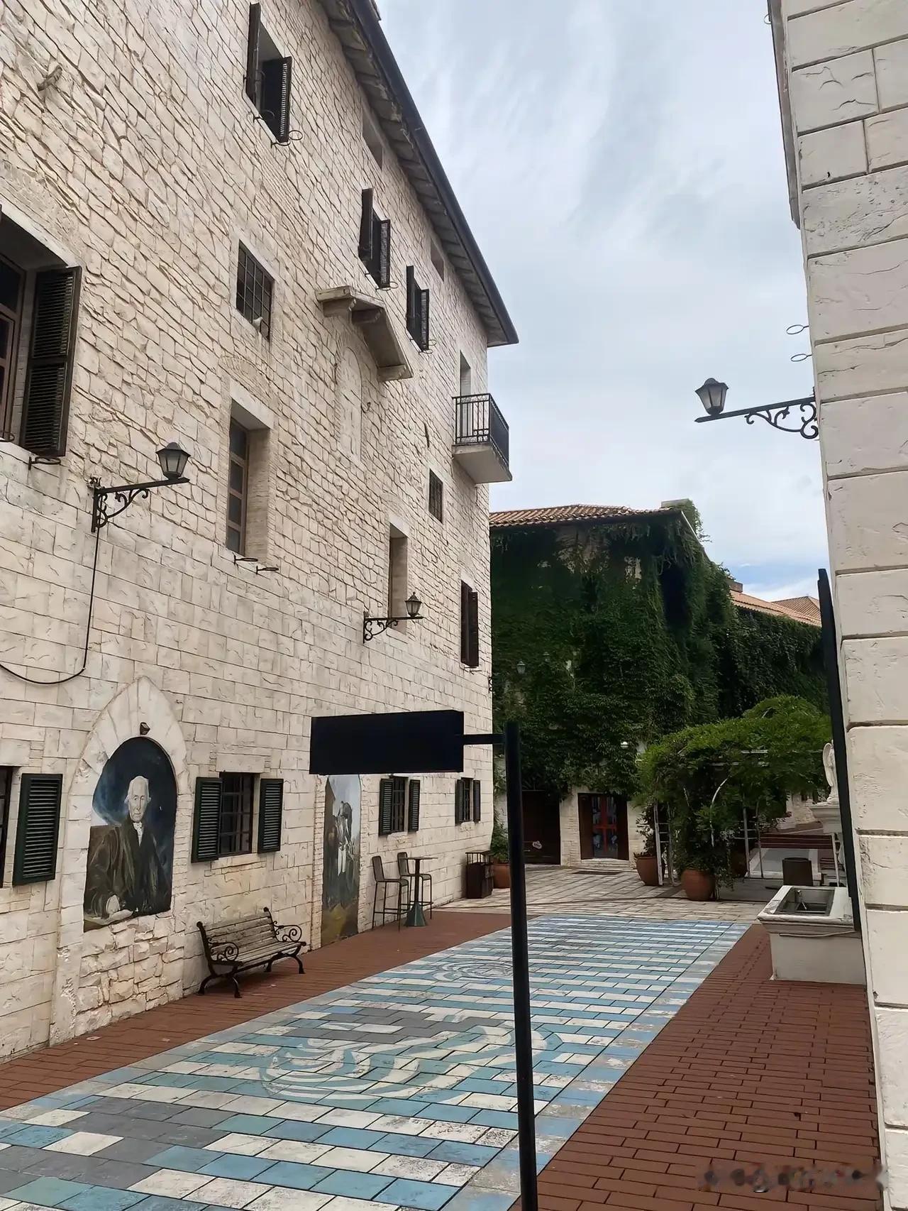 长沙街头居然藏着这么美的意大利小镇！之前去长沙旅游时发现了这个宝藏地。整个小镇充