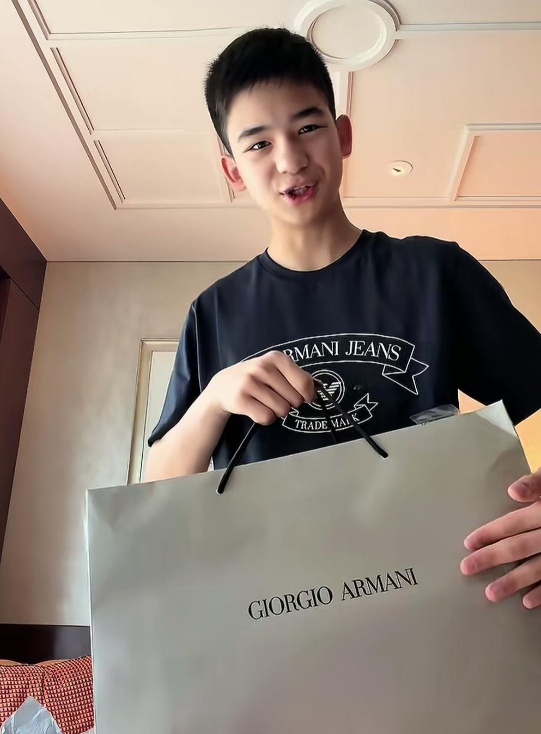 感觉阿迪前妻王妍把他们的儿子带偏了，小小年纪的骏骏，每次拍视频不是臭美就是秀名牌