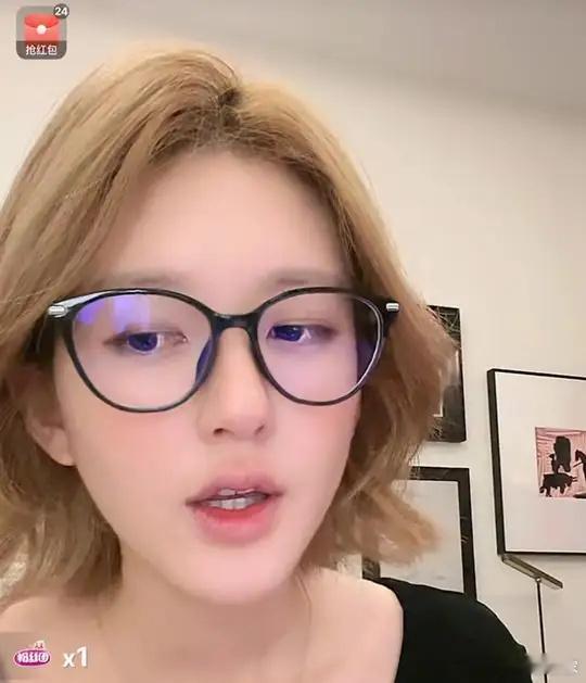 赵露思在直播时透露，自己在《恋人》剧组生病那会儿“我爸也哭，我妈也哭，那情节特别