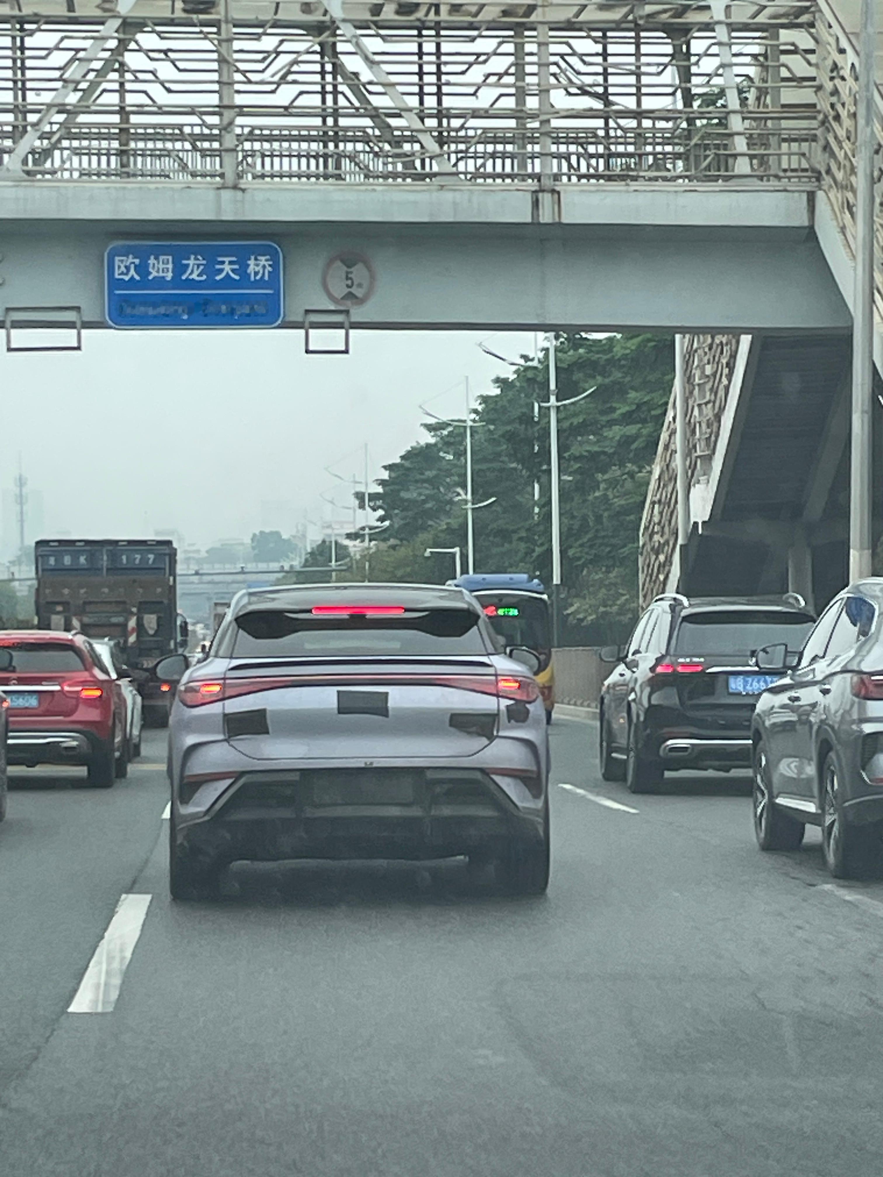 深圳街上能看到各种伪装程度的比亚迪，这辆只在车标跟车轮毂LOGO贴了黑膜，没拍到