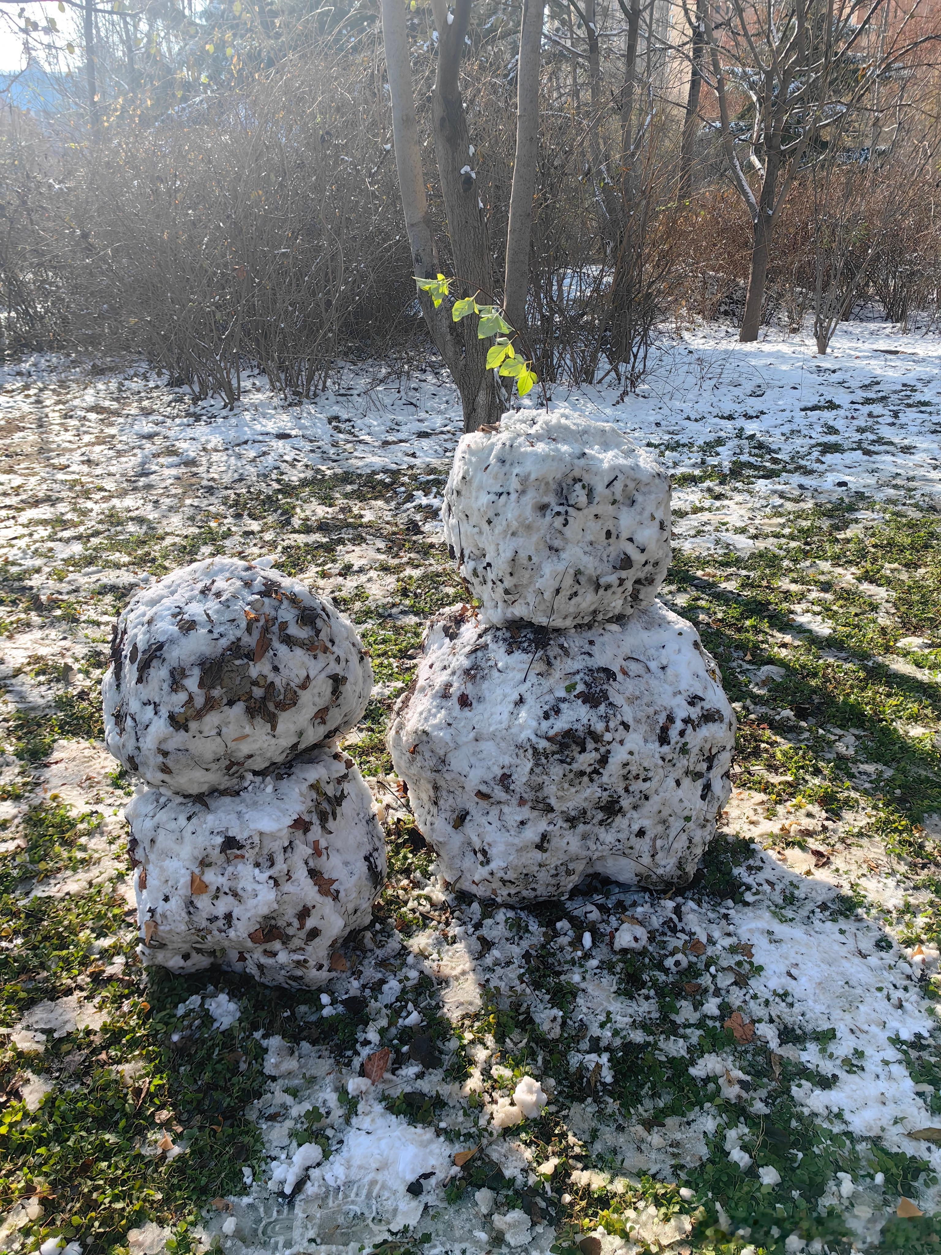 阴，泛指向下的，低沉的，不动的，看不见的，等等。阳，泛指向上的，活泼的，明面上的
