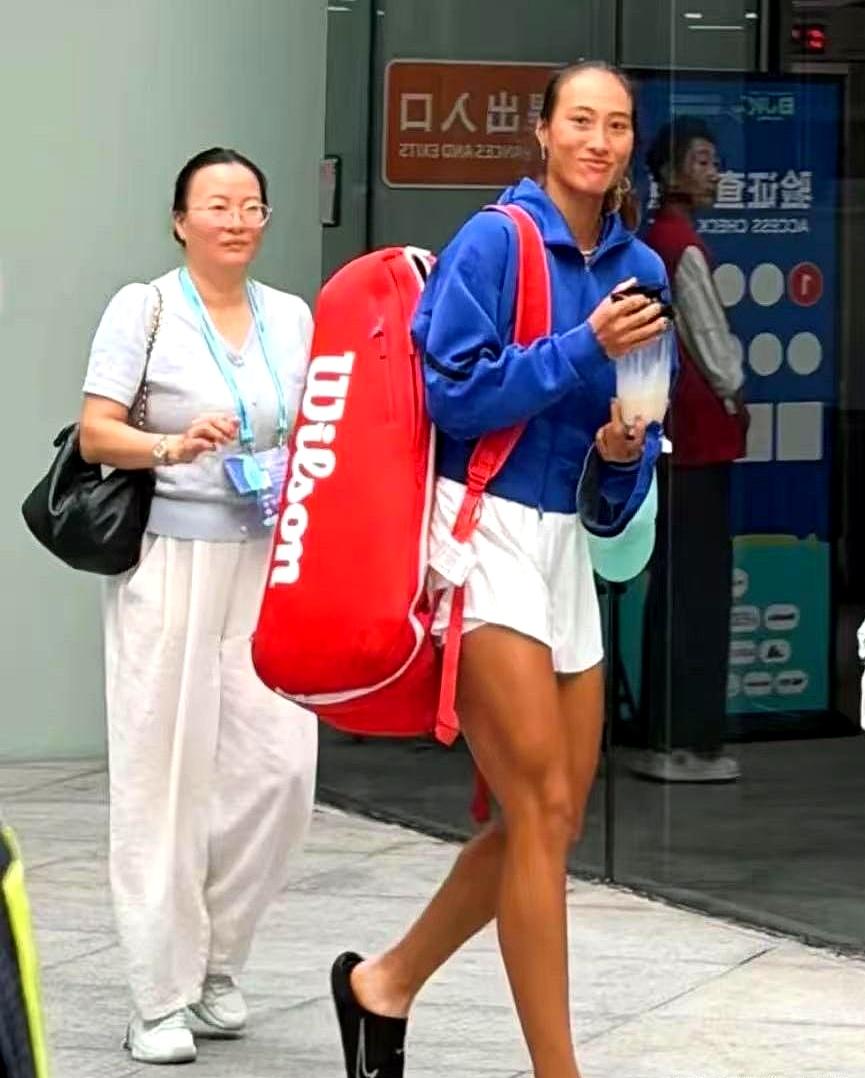 先抛一个画面：深圳机场，便装女孩笑着拖球包，像邻家小妹。
翻资料才知，2002年