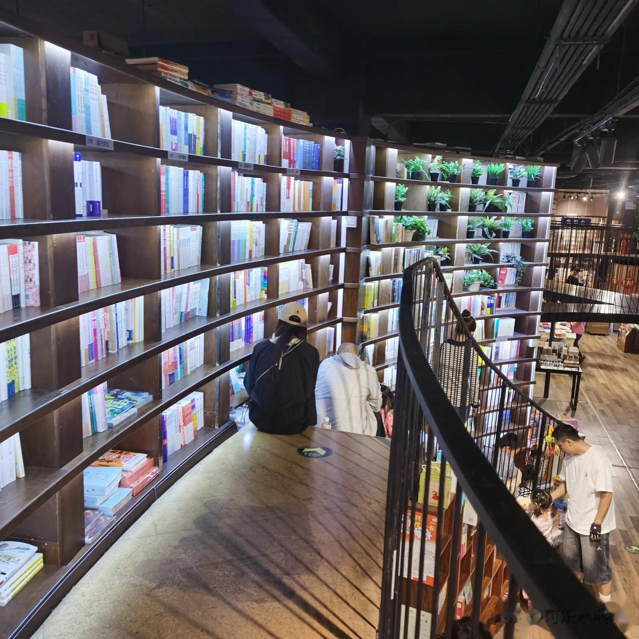 #记录我的2023# 
#秋日生活打卡记# 
虽身处三里屯繁华地带，
三联韬奋更