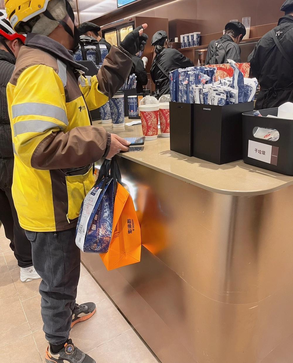 凌晨三点送宵夜，客户电话里醉醺醺说"放门口"，结果被保安当垃圾收走；暴雨天摔得膝