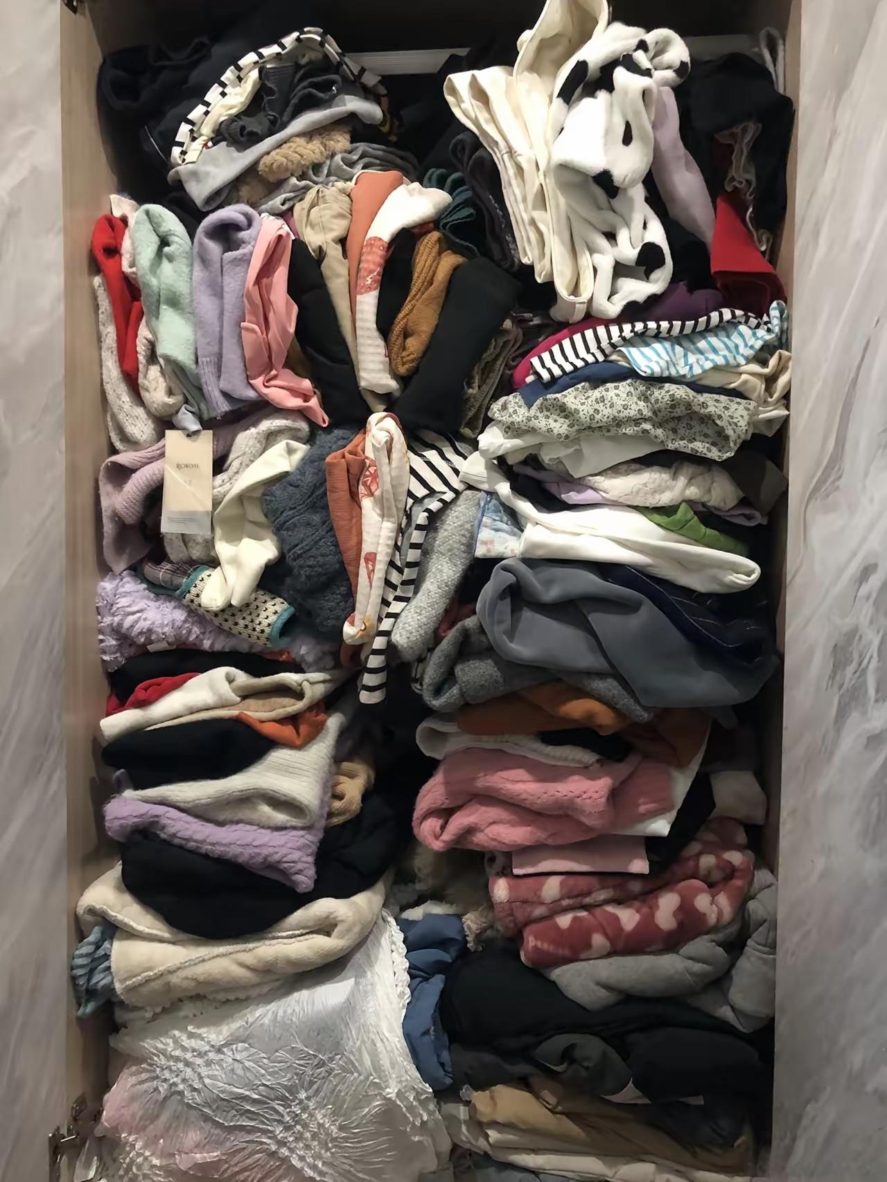 真心劝大家：衣服真的别乱买了
 
真的奉劝各位，别再疯狂买衣服了，不是买不起，而