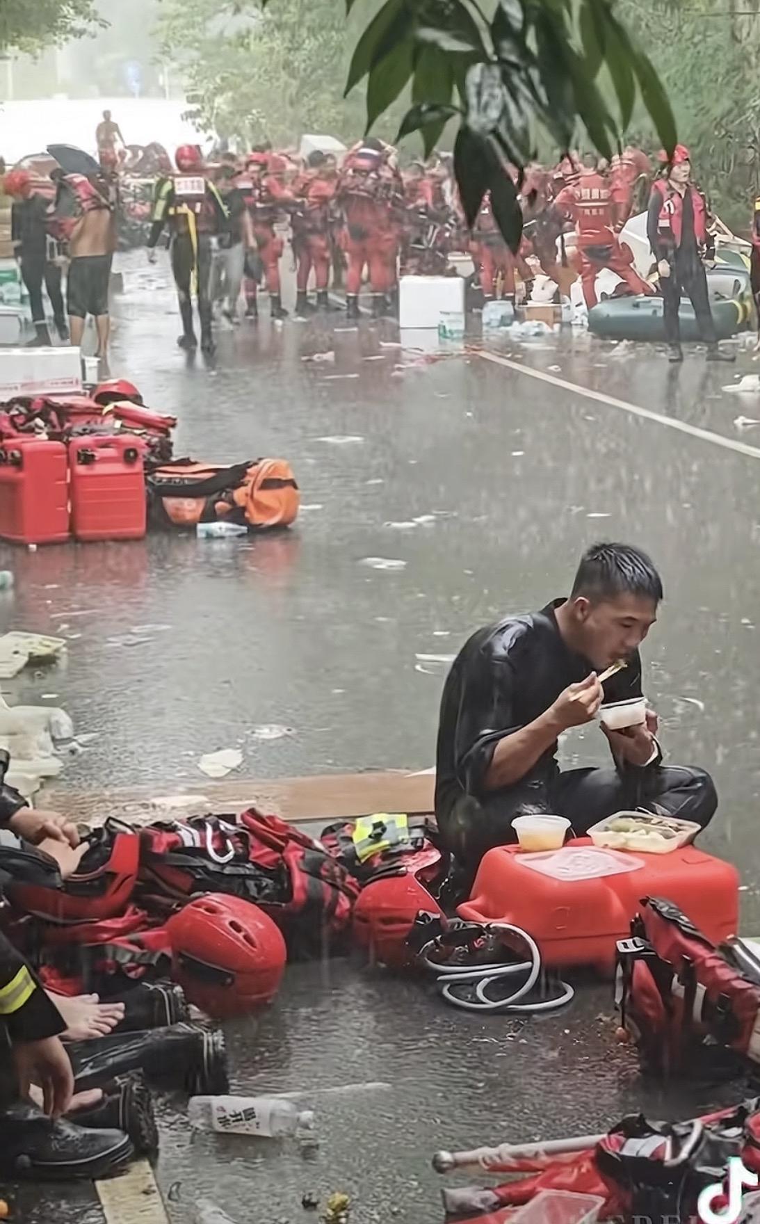 这一幕看了谁不动容？谁不感动？谁不难受？他们不仅是军人，还是孩子，他们也不过20