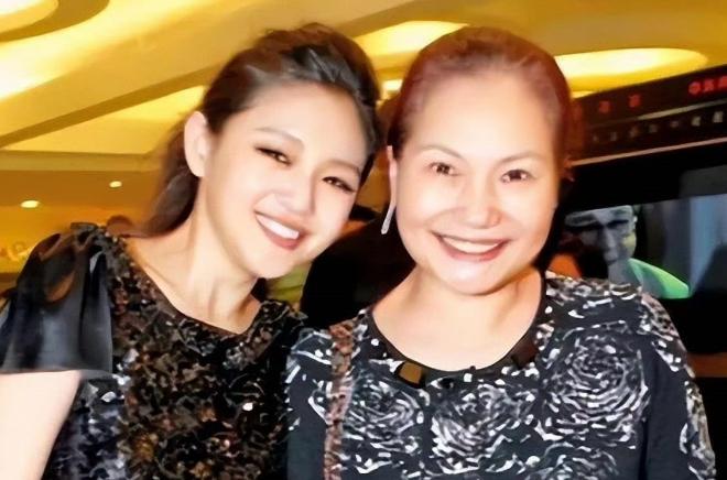 [太阳]7 月 8 日台媒放出的采访片段看完心里堵得慌，镜头里的 S 妈整个人状